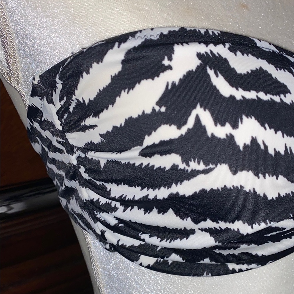Victoria's Secret Black and White Bikini Top - Picture 3 of 10